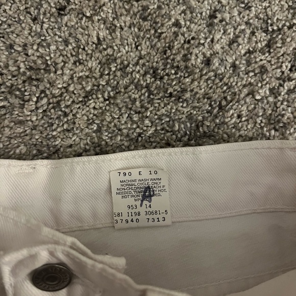 Vintage 90’s White Levi’s Shorts!!
100% Cotton
Excellent condition - Picture 4 of 4